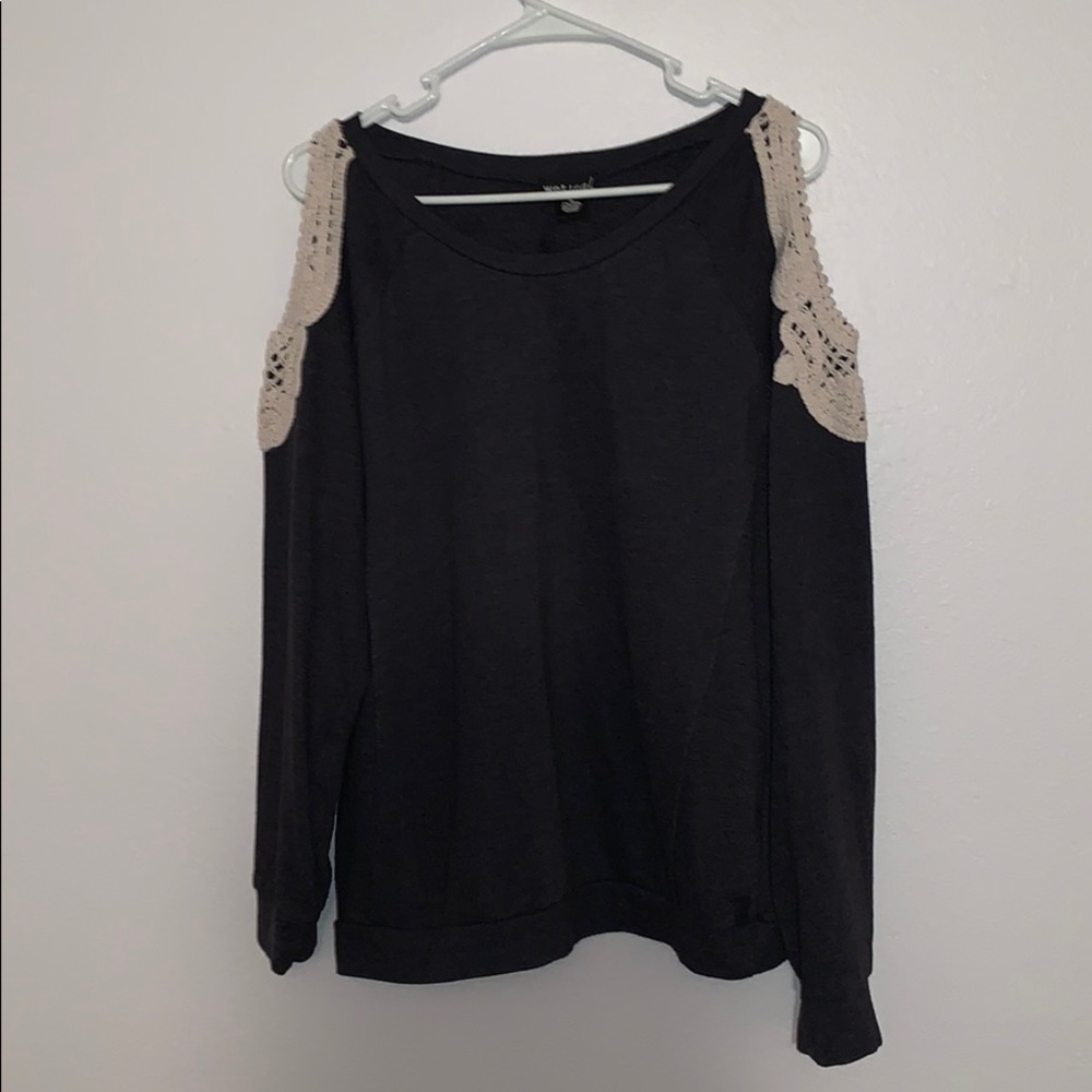 -Exposed Shoulder Sweater-